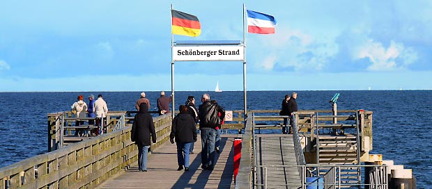 Die Seebrücke am Schönberger Strand ist im Sommer auch Fähranleger nach Kiel.